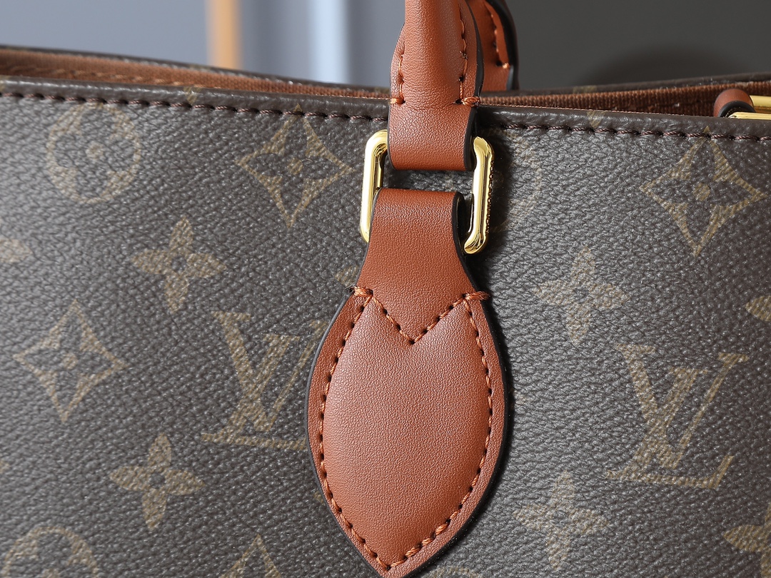 💰130💰升级原版 M14235 M44576 M45320 M44571 本款 Organizer 手袋出自 OnTheGo 系列，为 Monogram 帆布搭配皮革手柄和名牌。宽敞内里可容纳笔记本电脑和记事本，多重口袋实现有序收纳，成就都市生活良伴。尺寸:41.0 x 34.0 x 19.0 厘米 (长 x 高 x 宽)