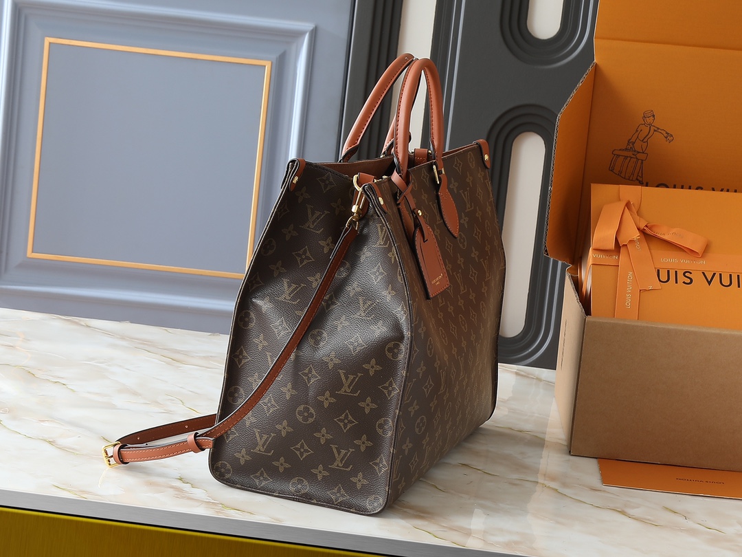 💰130💰升级原版 M14235 M44576 M45320 M44571 本款 Organizer 手袋出自 OnTheGo 系列，为 Monogram 帆布搭配皮革手柄和名牌。宽敞内里可容纳笔记本电脑和记事本，多重口袋实现有序收纳，成就都市生活良伴。尺寸:41.0 x 34.0 x 19.0 厘米 (长 x 高 x 宽)