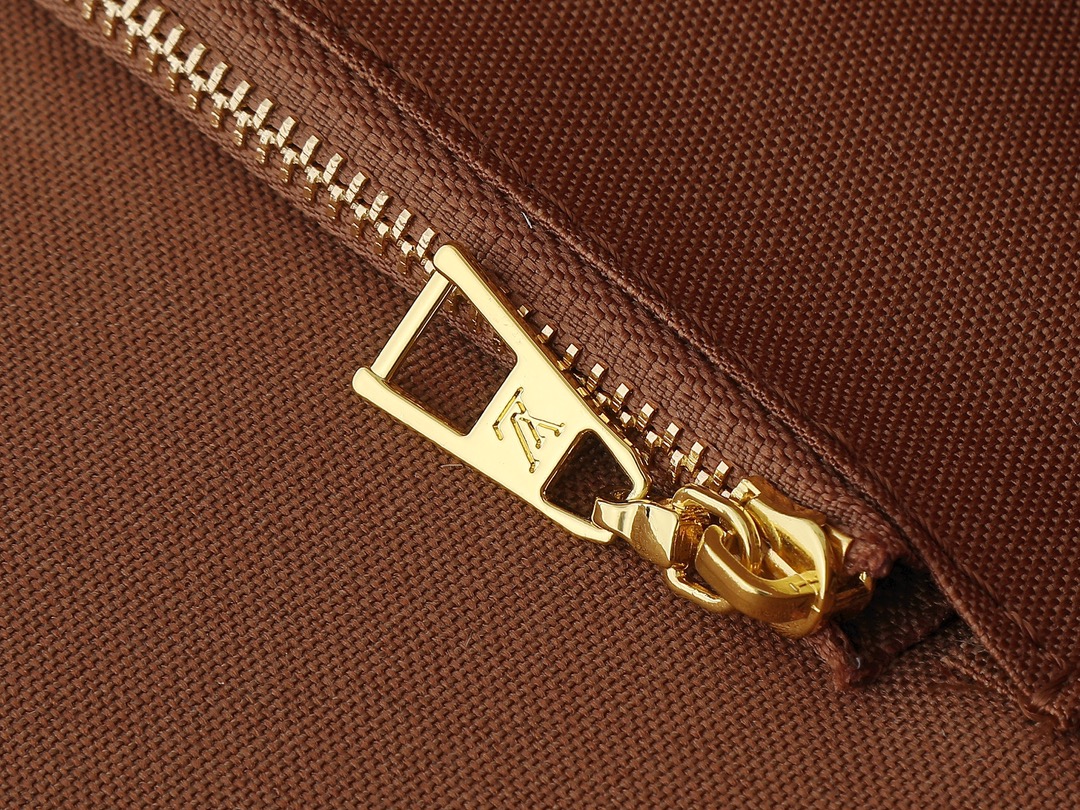 💰120💰升级原版 M14235 M45039  M45321 M44571 本款 Organizer 手袋出自 OnTheGo 系列，为 Monogram 帆布搭配皮革手柄和名牌。宽敞内里可容纳笔记本电脑和记事本，多重口袋实现有序收纳，成就都市生活良伴。尺寸:37.0 x 29.0 x 16.0 厘米 (长 x 高 x 宽)