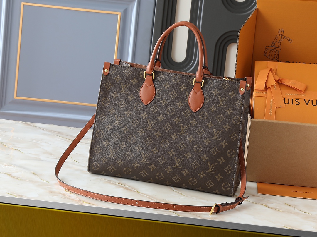💰120💰升级原版 M14235 M45039  M45321 M44571 本款 Organizer 手袋出自 OnTheGo 系列，为 Monogram 帆布搭配皮革手柄和名牌。宽敞内里可容纳笔记本电脑和记事本，多重口袋实现有序收纳，成就都市生活良伴。尺寸:37.0 x 29.0 x 16.0 厘米 (长 x 高 x 宽)