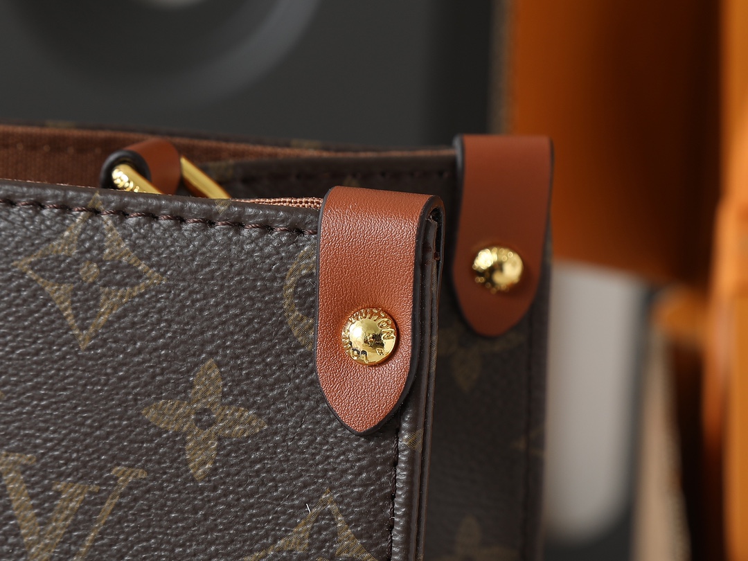 💰120💰升级原版 M14235 M45039  M45321 M44571 本款 Organizer 手袋出自 OnTheGo 系列，为 Monogram 帆布搭配皮革手柄和名牌。宽敞内里可容纳笔记本电脑和记事本，多重口袋实现有序收纳，成就都市生活良伴。尺寸:37.0 x 29.0 x 16.0 厘米 (长 x 高 x 宽)