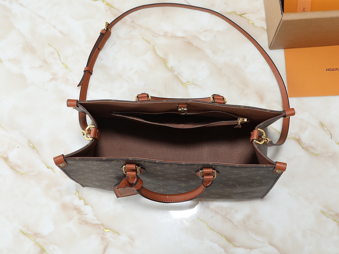 💰120💰升级原版 M14235 M45039  M45321 M44571 本款 Organizer 手袋出自 OnTheGo 系列，为 Monogram 帆布搭配皮革手柄和名牌。宽敞内里可容纳笔记本电脑和记事本，多重口袋实现有序收纳，成就都市生活良伴。尺寸:37.0 x 29.0 x 16.0 厘米 (长 x 高 x 宽)