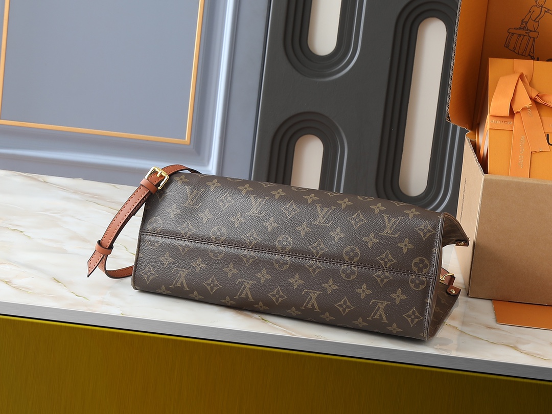 💰120💰升级原版 M14235 M45039  M45321 M44571 本款 Organizer 手袋出自 OnTheGo 系列，为 Monogram 帆布搭配皮革手柄和名牌。宽敞内里可容纳笔记本电脑和记事本，多重口袋实现有序收纳，成就都市生活良伴。尺寸:37.0 x 29.0 x 16.0 厘米 (长 x 高 x 宽)