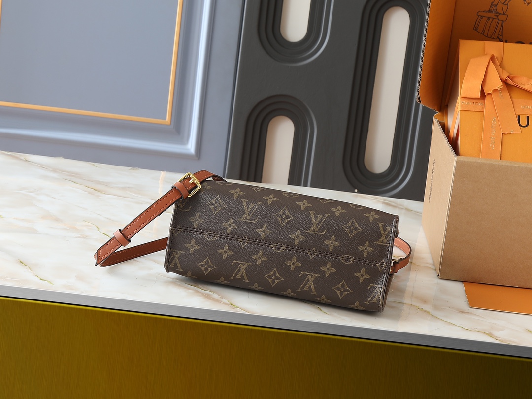 💰110💰升级原版 M14235 M45659  M46373 M44571 本款 Organizer 手袋出自 OnTheGo 系列，为 Monogram 帆布搭配皮革手柄和名牌。宽敞内里可容纳笔记本电脑和记事本，多重口袋实现有序收纳，成就都市生活良伴。尺寸:25.0 x 19.0 x 11.5 厘米 (长 x 高 x 宽)