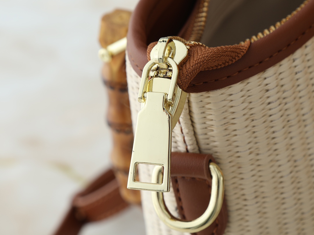 💰240💰升级原版 M66588 本款Wallet On Chain 手袋出自路易威登 LV Bloom 系列，主料草编裁出时髦且实用的构型，丝线刺绣Logo。真竹手提与pp草编完美结合，空间充裕时尚百搭。千万少女梦中情包。8色可选(梅粉，卡其，绿色，黑色，白色，红色，焦糖，橘色)尺寸:20.0 x 20.5 x 11.0厘米 (长 x 高 x 宽)