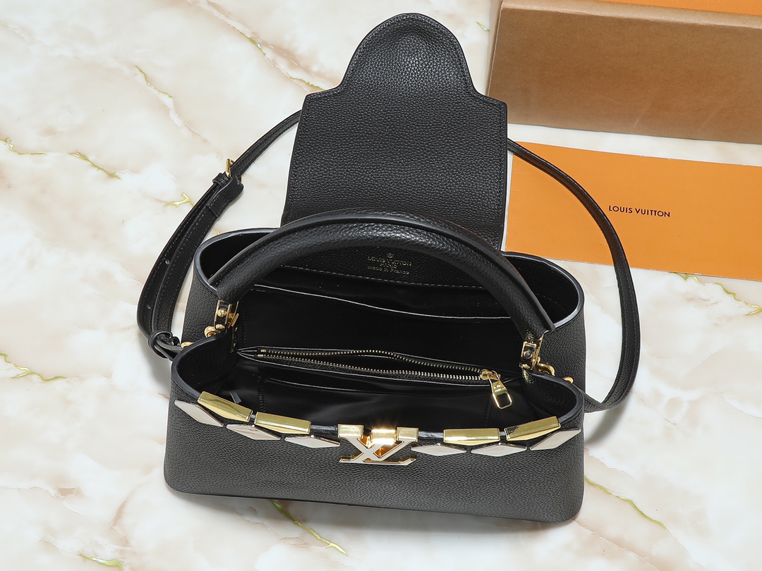 💰250💰广州货 升级原版 M12135 M11964 M12751本款 Capucines 中号手袋向品牌经典硬箱汲取灵感，将标志性 Malletage 元素化为菱形金属装饰，与 Taurillon 牛皮革包身相得益彰。口袋设计便于收纳随行所需，可拆卸肩带实现多种背携方式。尺寸:31.05 x 20.0 x 11.0 厘米 (长 x 高 x 宽)