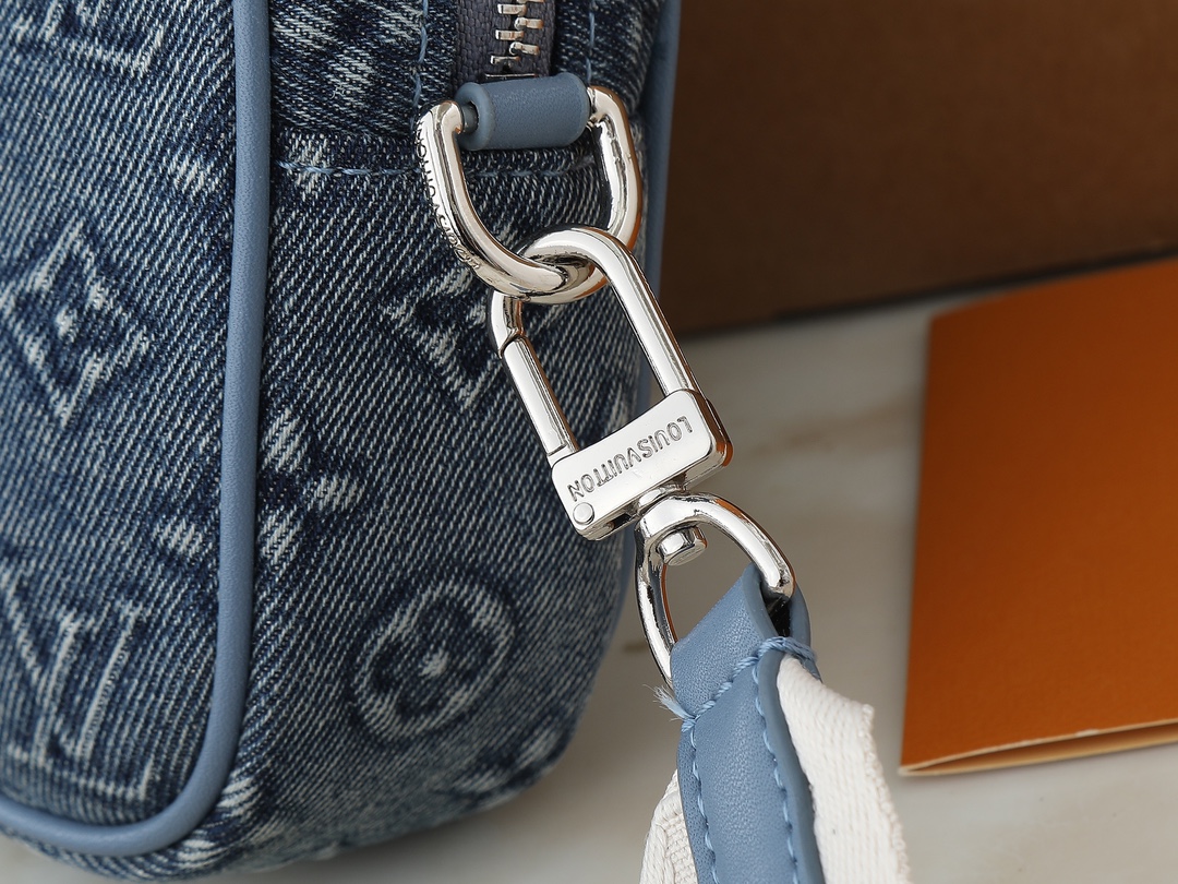 💰160💰升级原版 M82770黑花 牛仔蓝 本款Nano Porte Documents Voyage 手袋致意经典原型设计，承袭拉链开合、手柄以及可拆卸并调节的肩带等元素，以个性潮流姿态轻松驾驭商务场合。宽敞主隔层可收纳手机和钱夹，肩背和斜挎皆宜。尺寸:20 x 13 x 5.5 (长度 x 高 x 宽)
