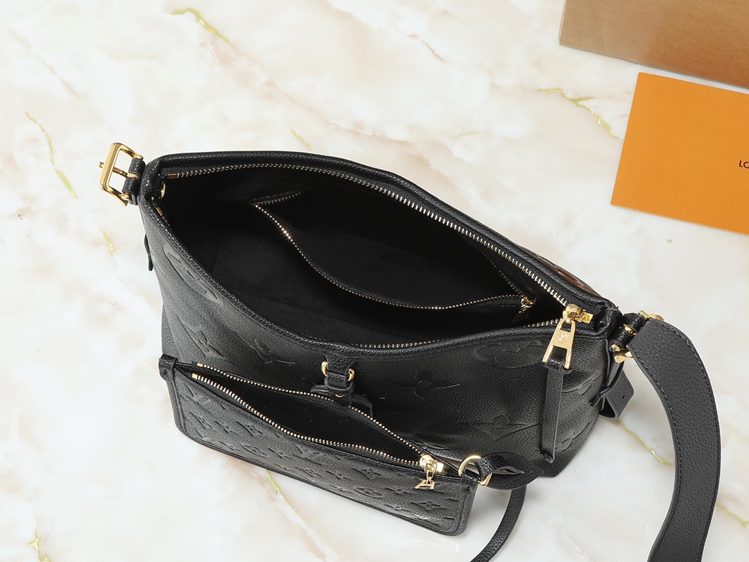 💰160💰升级原版 M24141 M46288 M46293 M46277 M46298 M46203 CarryAll 小号手袋取材 Mono gram Empreinte 压纹皮革,充裕构型设有齐整内层,大号内袋再添功能元素。搭配Monogram 压纹拉链手拿包通过皮革带固定。成就都市生活的贴身伴侣。尺寸29 x 24 x 12 厘米 (长度 x 高 x 宽)