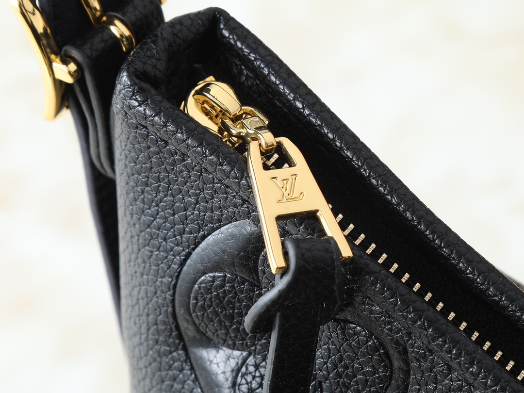 💰160💰升级原版 M24141 M46288 M46293 M46277 M46298 M46203 CarryAll 小号手袋取材 Mono gram Empreinte 压纹皮革,充裕构型设有齐整内层,大号内袋再添功能元素。搭配Monogram 压纹拉链手拿包通过皮革带固定。成就都市生活的贴身伴侣。尺寸29 x 24 x 12 厘米 (长度 x 高 x 宽)