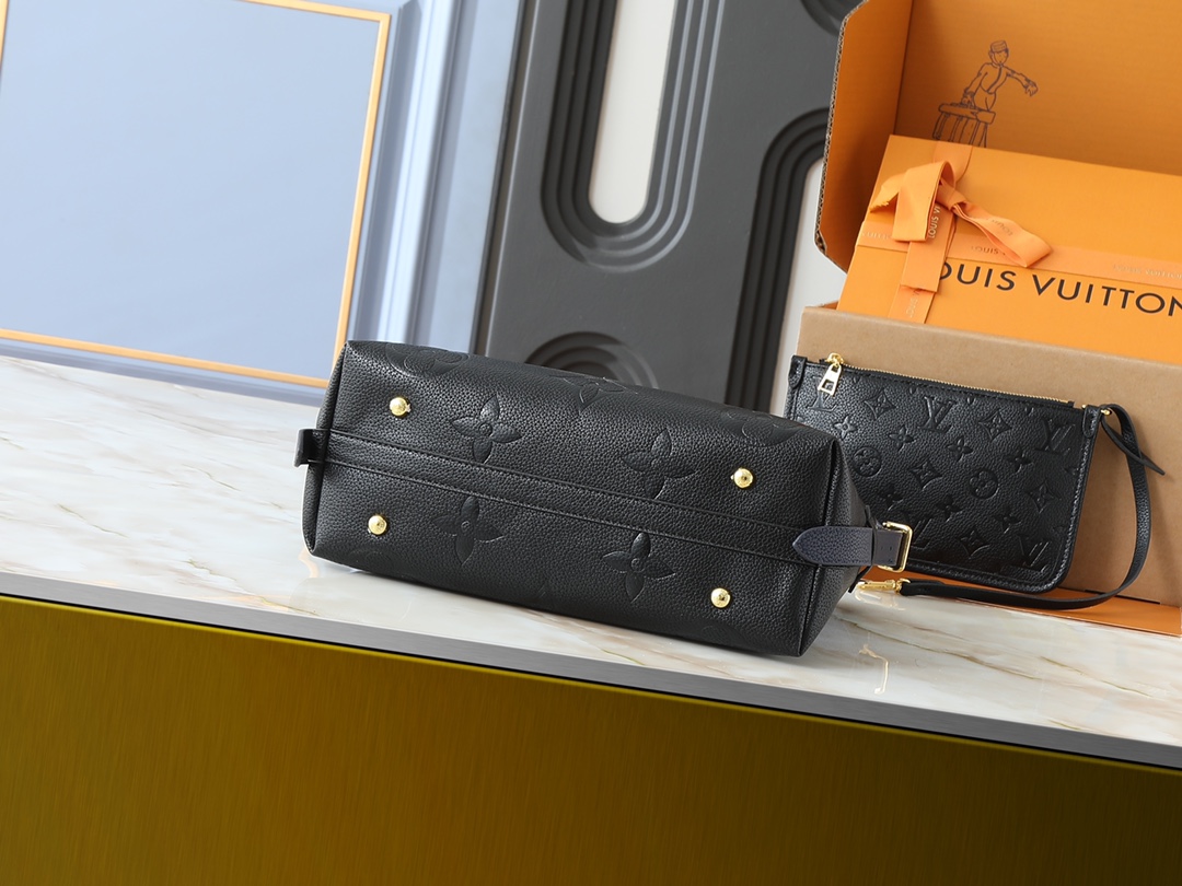 💰160💰升级原版 M24141 M46288 M46293 M46277 M46298 M46203 CarryAll 小号手袋取材 Mono gram Empreinte 压纹皮革,充裕构型设有齐整内层,大号内袋再添功能元素。搭配Monogram 压纹拉链手拿包通过皮革带固定。成就都市生活的贴身伴侣。尺寸29 x 24 x 12 厘米 (长度 x 高 x 宽)