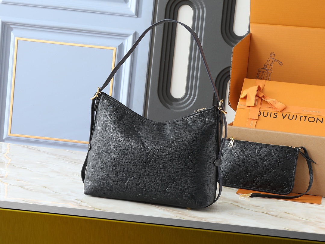 💰160💰升级原版 M24141 M46288 M46293 M46277 M46298 M46203 CarryAll 小号手袋取材 Mono gram Empreinte 压纹皮革,充裕构型设有齐整内层,大号内袋再添功能元素。搭配Monogram 压纹拉链手拿包通过皮革带固定。成就都市生活的贴身伴侣。尺寸29 x 24 x 12 厘米 (长度 x 高 x 宽)