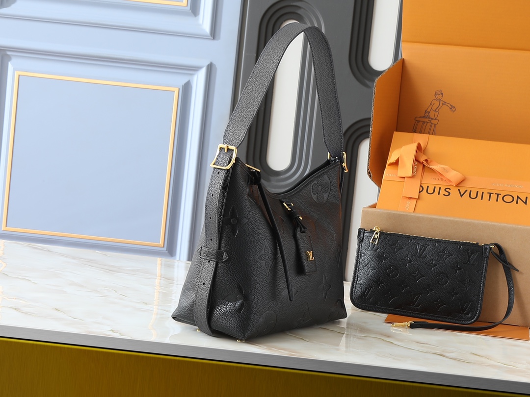 💰160💰升级原版 M24141 M46288 M46293 M46277 M46298 M46203 CarryAll 小号手袋取材 Mono gram Empreinte 压纹皮革,充裕构型设有齐整内层,大号内袋再添功能元素。搭配Monogram 压纹拉链手拿包通过皮革带固定。成就都市生活的贴身伴侣。尺寸29 x 24 x 12 厘米 (长度 x 高 x 宽)