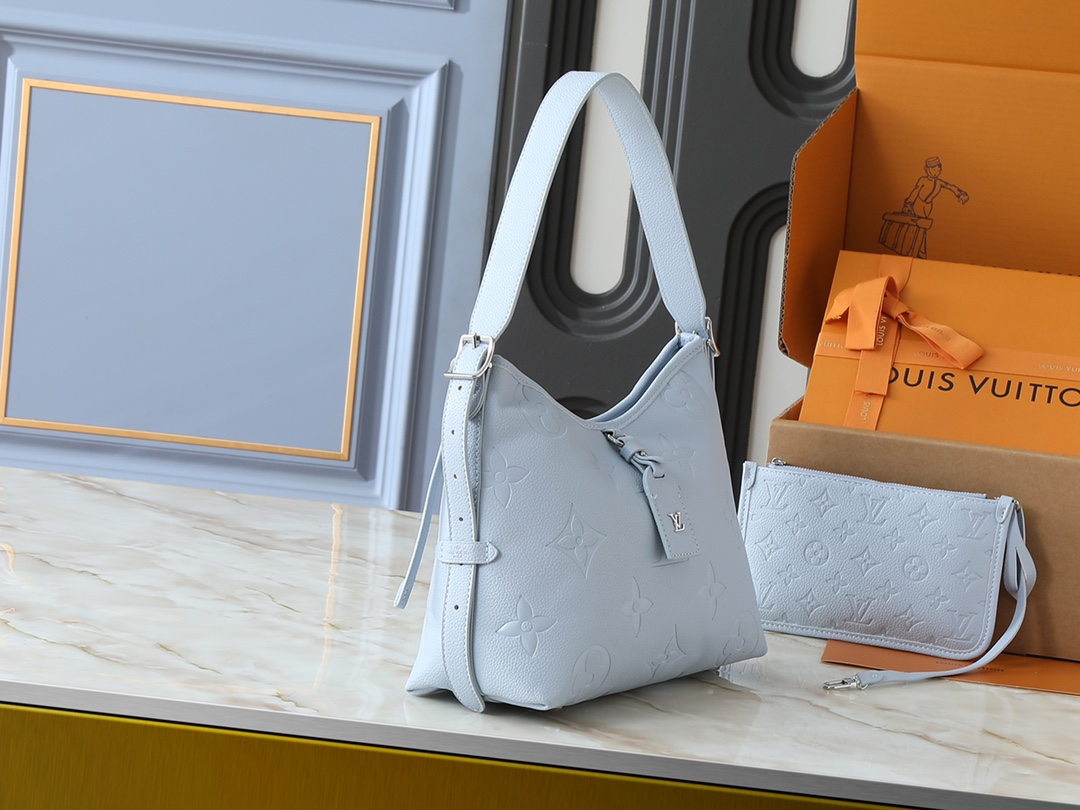 💰160💰升级原版 M24141 M46288 M46293 M46277 M46298 M46203 CarryAll 小号手袋取材 Mono gram Empreinte 压纹皮革,充裕构型设有齐整内层,大号内袋再添功能元素。搭配Monogram 压纹拉链手拿包通过皮革带固定。成就都市生活的贴身伴侣。尺寸29 x 24 x 12 厘米 (长度 x 高 x 宽)