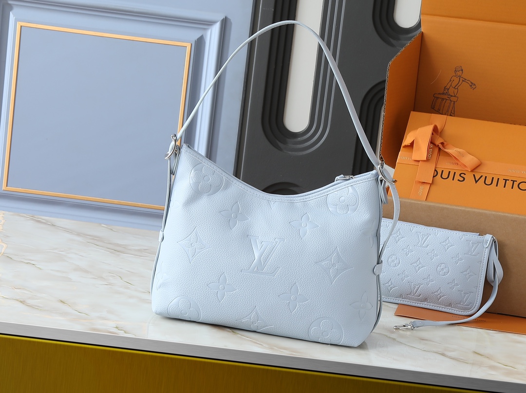 💰160💰升级原版 M24141 M46288 M46293 M46277 M46298 M46203 CarryAll 小号手袋取材 Mono gram Empreinte 压纹皮革,充裕构型设有齐整内层,大号内袋再添功能元素。搭配Monogram 压纹拉链手拿包通过皮革带固定。成就都市生活的贴身伴侣。尺寸29 x 24 x 12 厘米 (长度 x 高 x 宽)