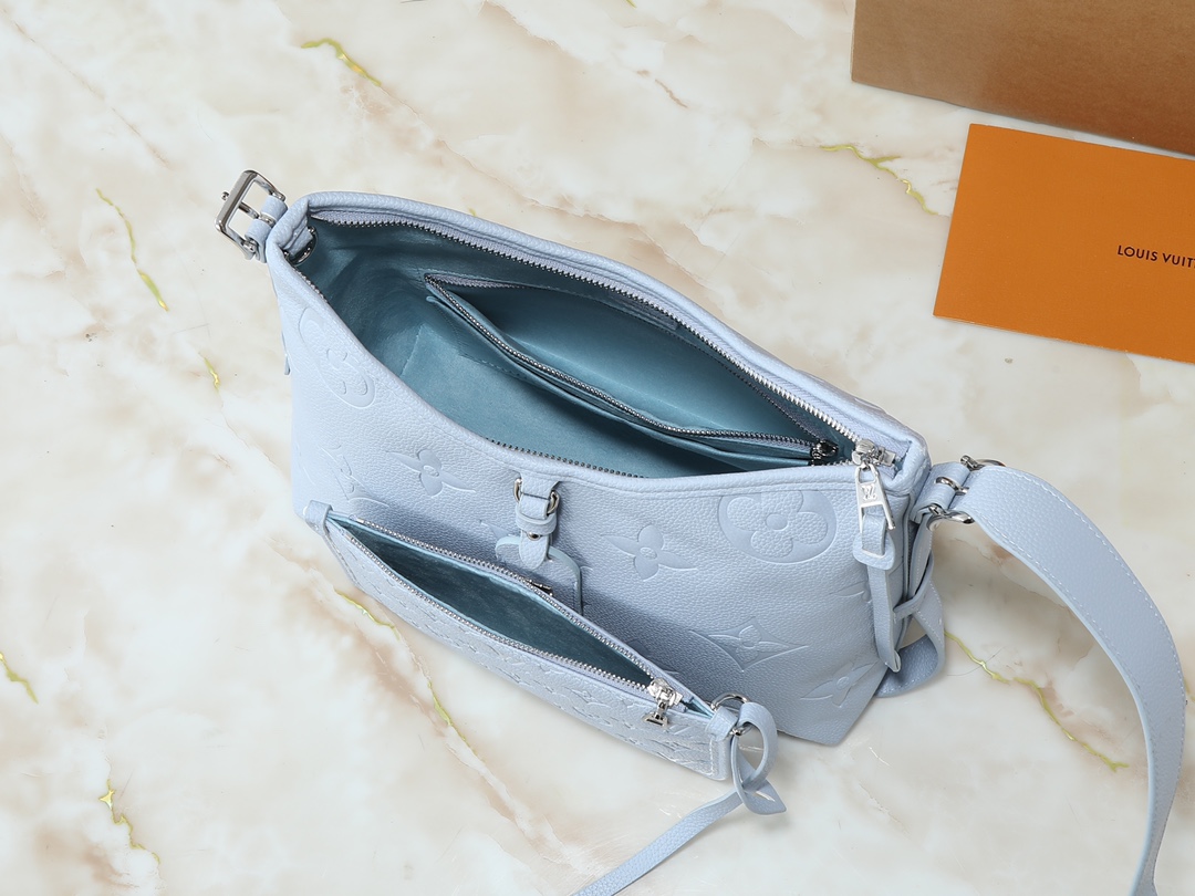 💰160💰升级原版 M24141 M46288 M46293 M46277 M46298 M46203 CarryAll 小号手袋取材 Mono gram Empreinte 压纹皮革,充裕构型设有齐整内层,大号内袋再添功能元素。搭配Monogram 压纹拉链手拿包通过皮革带固定。成就都市生活的贴身伴侣。尺寸29 x 24 x 12 厘米 (长度 x 高 x 宽)