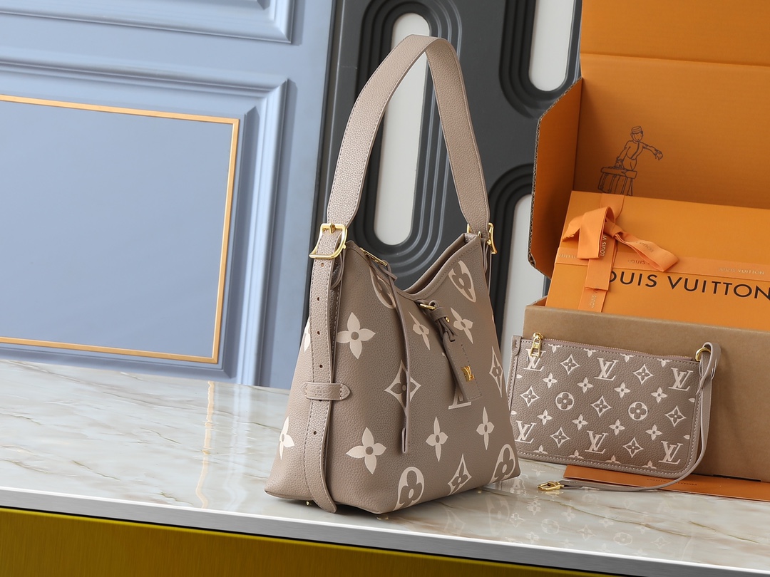💰160💰升级原版 M24141 M46288 M46293 M46277 M46298 M46203 CarryAll 小号手袋取材 Mono gram Empreinte 压纹皮革，充裕构型设有齐整内层，大号内袋再添功能元素。搭配Monogram 压纹拉链手拿包通过皮革带固定。成就都市生活的贴身伴侣。尺寸29 x 24 x 12 厘米 (长度 x 高 x 宽)