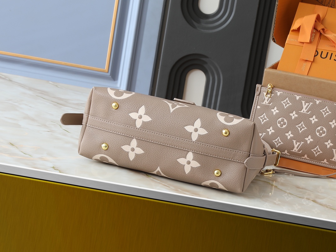 💰160💰升级原版 M24141 M46288 M46293 M46277 M46298 M46203 CarryAll 小号手袋取材 Mono gram Empreinte 压纹皮革，充裕构型设有齐整内层，大号内袋再添功能元素。搭配Monogram 压纹拉链手拿包通过皮革带固定。成就都市生活的贴身伴侣。尺寸29 x 24 x 12 厘米 (长度 x 高 x 宽)