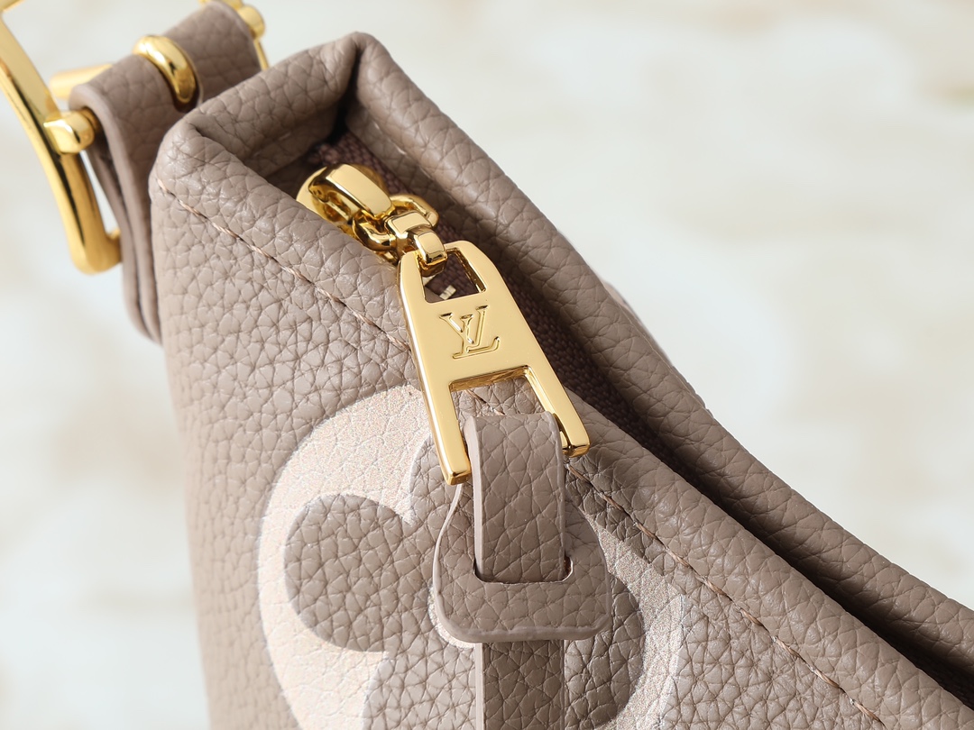 💰160💰升级原版 M24141 M46288 M46293 M46277 M46298 M46203 CarryAll 小号手袋取材 Mono gram Empreinte 压纹皮革，充裕构型设有齐整内层，大号内袋再添功能元素。搭配Monogram 压纹拉链手拿包通过皮革带固定。成就都市生活的贴身伴侣。尺寸29 x 24 x 12 厘米 (长度 x 高 x 宽)