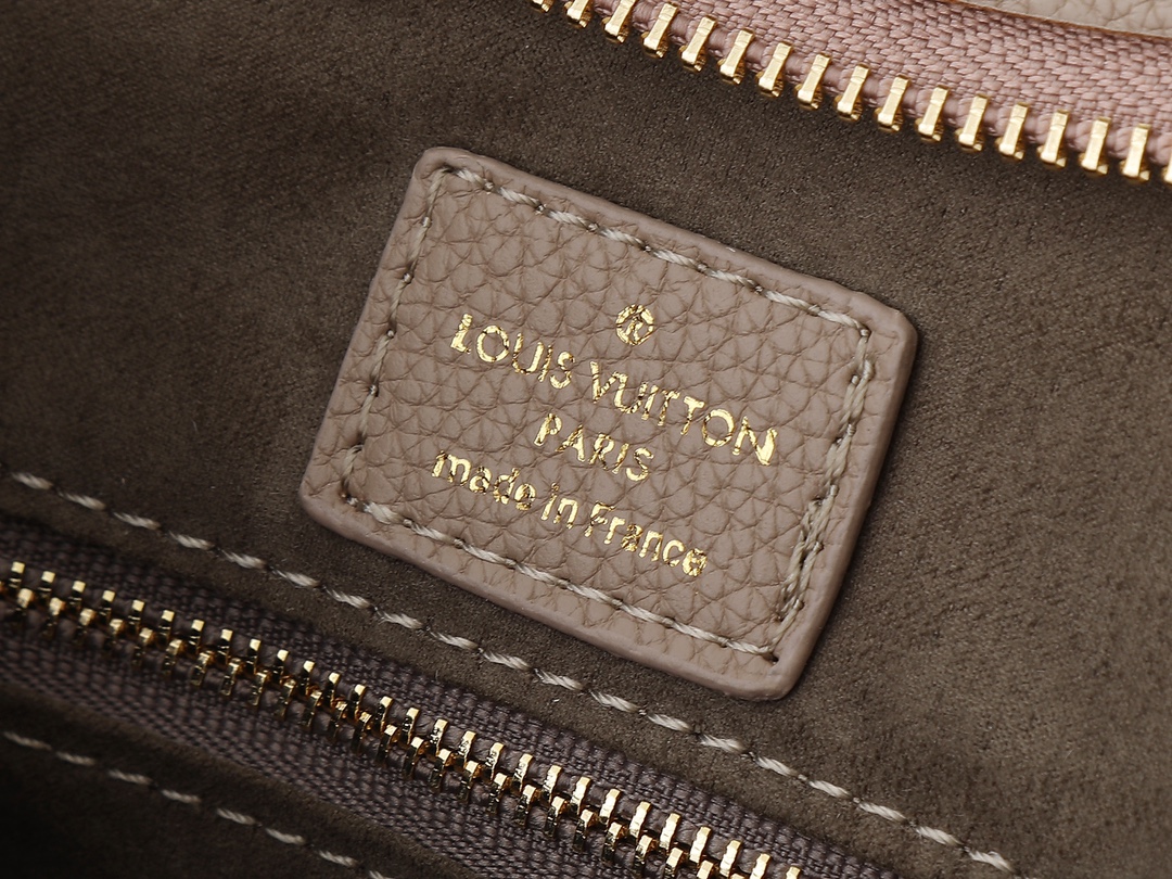 💰160💰升级原版 M24141 M46288 M46293 M46277 M46298 M46203 CarryAll 小号手袋取材 Mono gram Empreinte 压纹皮革，充裕构型设有齐整内层，大号内袋再添功能元素。搭配Monogram 压纹拉链手拿包通过皮革带固定。成就都市生活的贴身伴侣。尺寸29 x 24 x 12 厘米 (长度 x 高 x 宽)