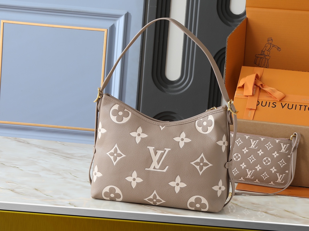💰160💰升级原版 M24141 M46288 M46293 M46277 M46298 M46203 CarryAll 小号手袋取材 Mono gram Empreinte 压纹皮革，充裕构型设有齐整内层，大号内袋再添功能元素。搭配Monogram 压纹拉链手拿包通过皮革带固定。成就都市生活的贴身伴侣。尺寸29 x 24 x 12 厘米 (长度 x 高 x 宽)