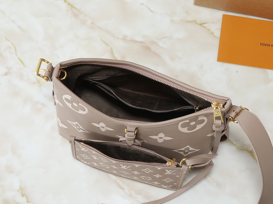 💰160💰升级原版 M24141 M46288 M46293 M46277 M46298 M46203 CarryAll 小号手袋取材 Mono gram Empreinte 压纹皮革，充裕构型设有齐整内层，大号内袋再添功能元素。搭配Monogram 压纹拉链手拿包通过皮革带固定。成就都市生活的贴身伴侣。尺寸29 x 24 x 12 厘米 (长度 x 高 x 宽)