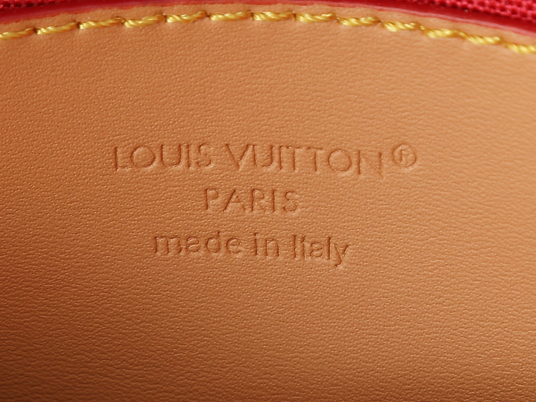 💰210💰升级原版 M14804 LV Fan 手袋取材 Monogram 帆布,以别致设计亮相 2025 春夏秀场,成就收藏家之选。皮革之上点缀 Monogram 花卉细节,手提或肩背皆宜。尺寸:37.0 x 19.0 x 6.0 厘米 (长 x 高 x 宽)