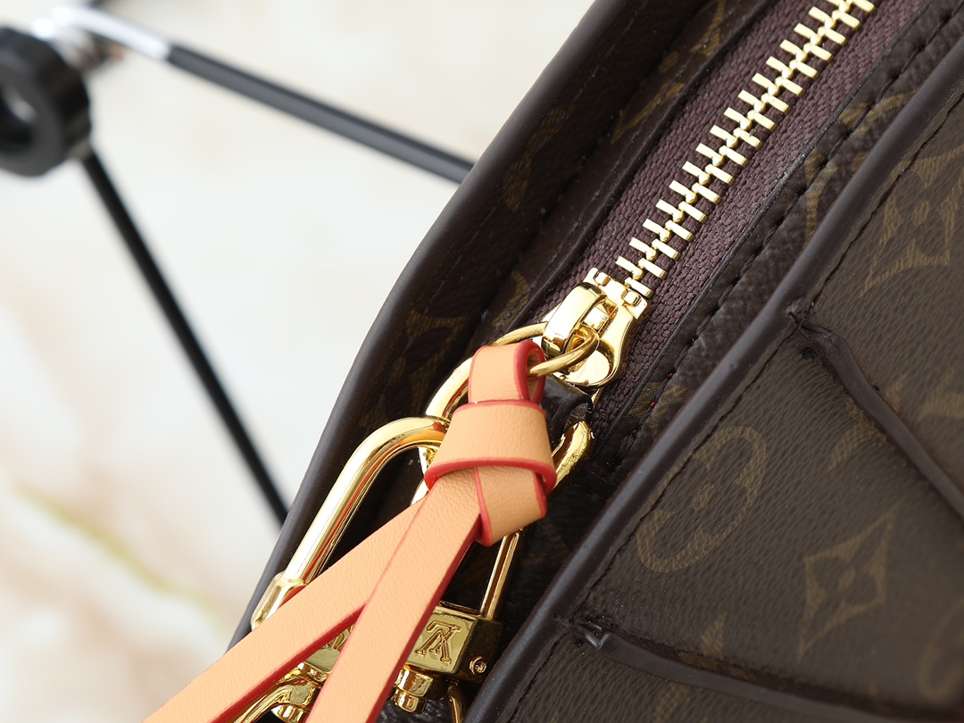 💰210💰升级原版 M14804 LV Fan 手袋取材 Monogram 帆布,以别致设计亮相 2025 春夏秀场,成就收藏家之选。皮革之上点缀 Monogram 花卉细节,手提或肩背皆宜。尺寸:37.0 x 19.0 x 6.0 厘米 (长 x 高 x 宽)
