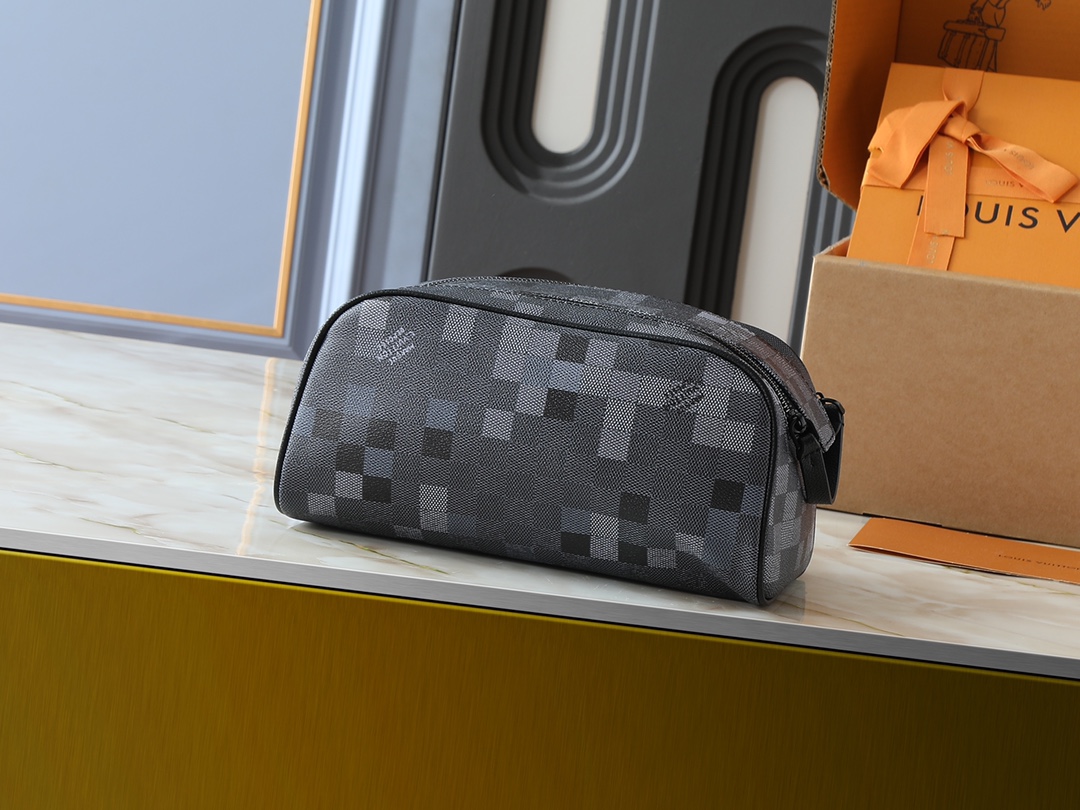 💰140💰升级原版 M15109 M47528 本款 Dopp Kit 盥洗袋以深邃 Damoflage Black 帆布搭配皮革饰边,释放摩登锋芒。双拉链与皮革手柄方便快速取放洗漱用品,可水洗内衬再添功能考量。Marque L.Vuitton Déposée 标识栖身格纹,点明品牌身份。尺寸:15 x 16.5 x 28 厘米 (高 x 宽 x 长度)