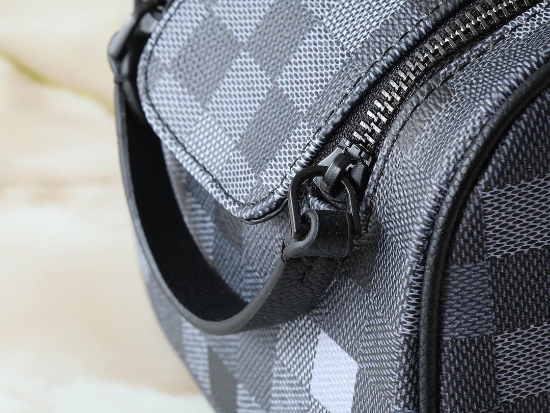 💰140💰升级原版 M15109 M47528 本款 Dopp Kit 盥洗袋以深邃 Damoflage Black 帆布搭配皮革饰边,释放摩登锋芒。双拉链与皮革手柄方便快速取放洗漱用品,可水洗内衬再添功能考量。Marque L.Vuitton Déposée 标识栖身格纹,点明品牌身份。尺寸:15 x 16.5 x 28 厘米 (高 x 宽 x 长度)