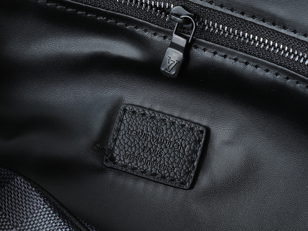 💰140💰升级原版 M15109 M47528 本款 Dopp Kit 盥洗袋以深邃 Damoflage Black 帆布搭配皮革饰边,释放摩登锋芒。双拉链与皮革手柄方便快速取放洗漱用品,可水洗内衬再添功能考量。Marque L.Vuitton Déposée 标识栖身格纹,点明品牌身份。尺寸:15 x 16.5 x 28 厘米 (高 x 宽 x 长度)