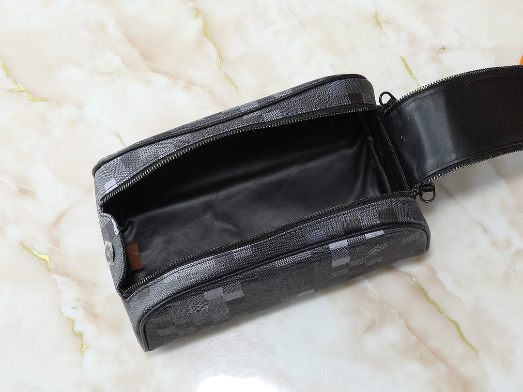💰140💰升级原版 M15109 M47528 本款 Dopp Kit 盥洗袋以深邃 Damoflage Black 帆布搭配皮革饰边,释放摩登锋芒。双拉链与皮革手柄方便快速取放洗漱用品,可水洗内衬再添功能考量。Marque L.Vuitton Déposée 标识栖身格纹,点明品牌身份。尺寸:15 x 16.5 x 28 厘米 (高 x 宽 x 长度)