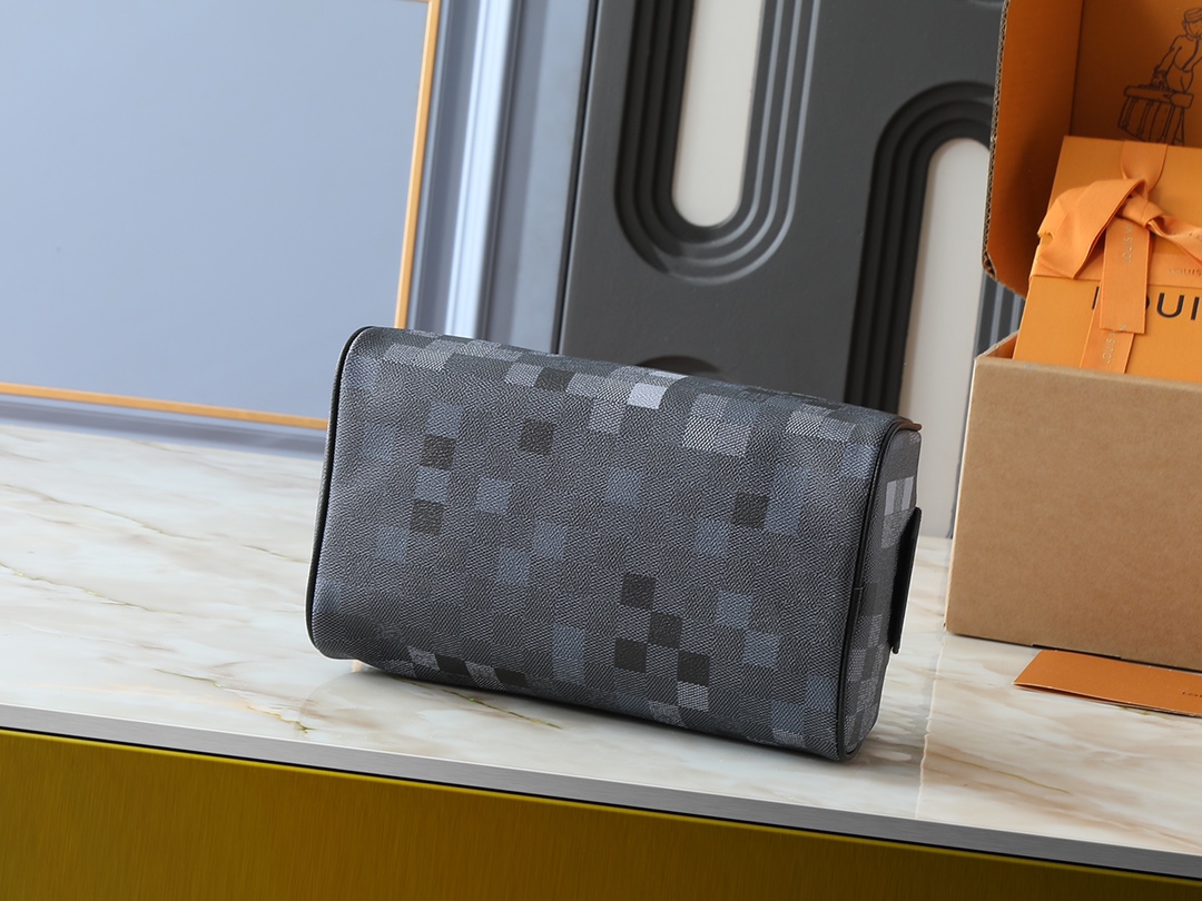 💰140💰升级原版 M15109 M47528 本款 Dopp Kit 盥洗袋以深邃 Damoflage Black 帆布搭配皮革饰边,释放摩登锋芒。双拉链与皮革手柄方便快速取放洗漱用品,可水洗内衬再添功能考量。Marque L.Vuitton Déposée 标识栖身格纹,点明品牌身份。尺寸:15 x 16.5 x 28 厘米 (高 x 宽 x 长度)
