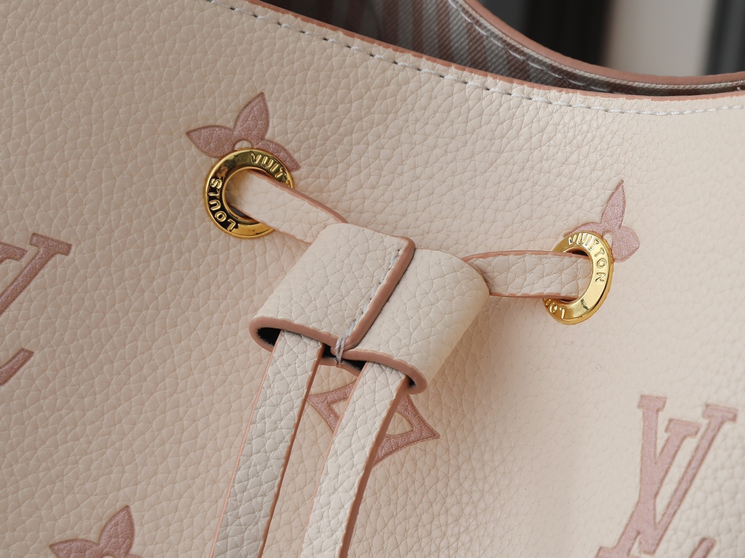 💰130💰升级原版 M14401 M44022 本款 NéoNoé 中号手袋以经典 Monogram Empreinte 皮革演绎同色美学，借耀目链条装饰释放当季新意。齐整内里设有多重隔层，可拆卸收纳袋方便存放随身小物。尺寸:26.0 x 26.0 x 17.5 厘米 (长 x 高 x 宽)