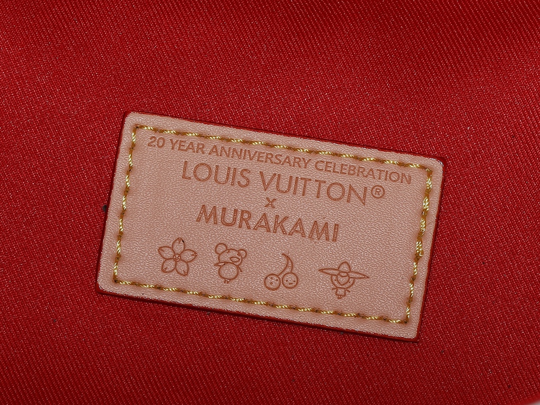 💰110💰升级原版 M12925 M12926 M13480 M13044 M14356 M13045 M13089 本款 All In BB 手袋 Monogram 牛皮革搭配亮泽金属件，以标志性挂锁和名牌彰显经典格调。可调节肩带延续品牌制箱传承，皮革肩带增添斜挎和肩背选择。可折叠设计实现廓形的自如收放，充裕空间成就日常佳选。16.0 x 18.0 x 12.0 厘米 (长 x 高 x 宽)