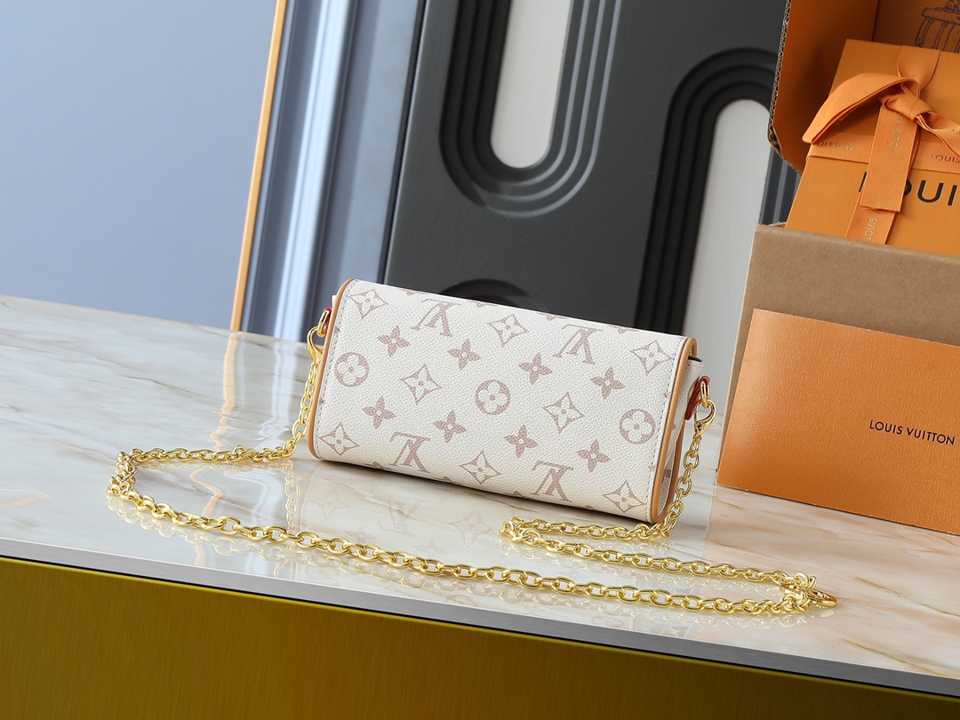 💰100💰升级原版 M26583 M13566 本款 Pochette Camille 手袋身披 Monogram Dune 帆布，以潮流风范致意路易威登 2000 春夏秀场推出的原版设计。牛皮革饰边注入考究笔触，可拆卸链条与耀目 S-Lock 锁扣相得益彰，斜挎、肩背或手提皆宜。尺寸:20.5 x 11.0 x 6.0 厘米 (长 x 高 x 宽)