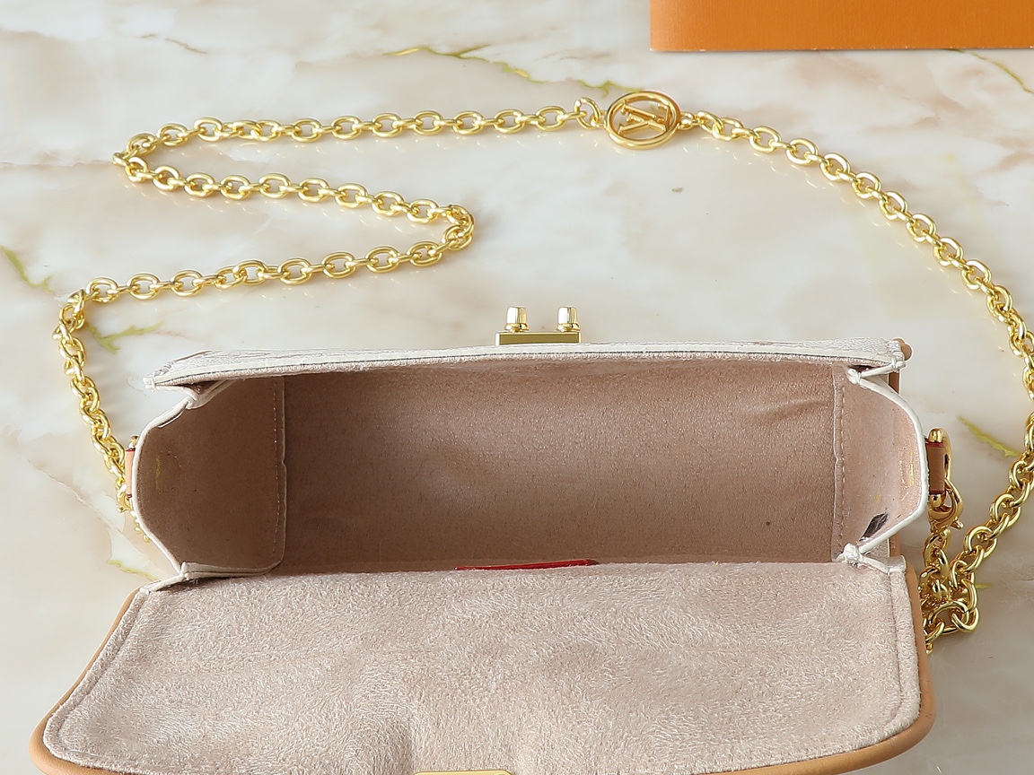 💰100💰升级原版 M26583 M13566 本款 Pochette Camille 手袋身披 Monogram Dune 帆布，以潮流风范致意路易威登 2000 春夏秀场推出的原版设计。牛皮革饰边注入考究笔触，可拆卸链条与耀目 S-Lock 锁扣相得益彰，斜挎、肩背或手提皆宜。尺寸:20.5 x 11.0 x 6.0 厘米 (长 x 高 x 宽)