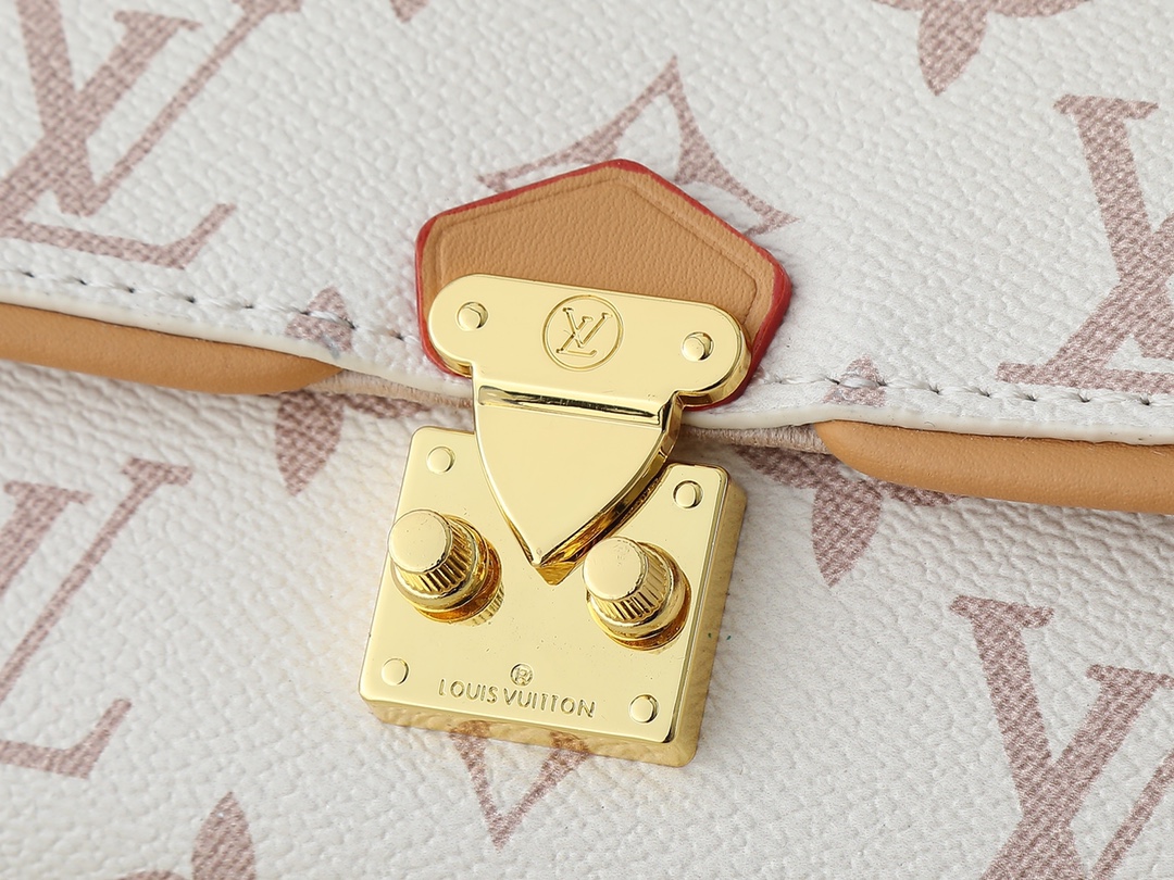 💰100💰升级原版 M26583 M13566 本款 Pochette Camille 手袋身披 Monogram Dune 帆布，以潮流风范致意路易威登 2000 春夏秀场推出的原版设计。牛皮革饰边注入考究笔触，可拆卸链条与耀目 S-Lock 锁扣相得益彰，斜挎、肩背或手提皆宜。尺寸:20.5 x 11.0 x 6.0 厘米 (长 x 高 x 宽)