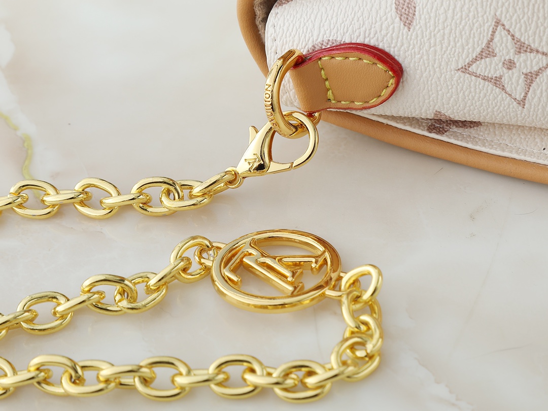 💰100💰升级原版 M26583 M13566 本款 Pochette Camille 手袋身披 Monogram Dune 帆布，以潮流风范致意路易威登 2000 春夏秀场推出的原版设计。牛皮革饰边注入考究笔触，可拆卸链条与耀目 S-Lock 锁扣相得益彰，斜挎、肩背或手提皆宜。尺寸:20.5 x 11.0 x 6.0 厘米 (长 x 高 x 宽)
