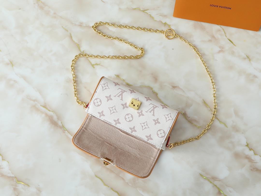 💰100💰升级原版 M26583 M13566 本款 Pochette Camille 手袋身披 Monogram Dune 帆布，以潮流风范致意路易威登 2000 春夏秀场推出的原版设计。牛皮革饰边注入考究笔触，可拆卸链条与耀目 S-Lock 锁扣相得益彰，斜挎、肩背或手提皆宜。尺寸:20.5 x 11.0 x 6.0 厘米 (长 x 高 x 宽)