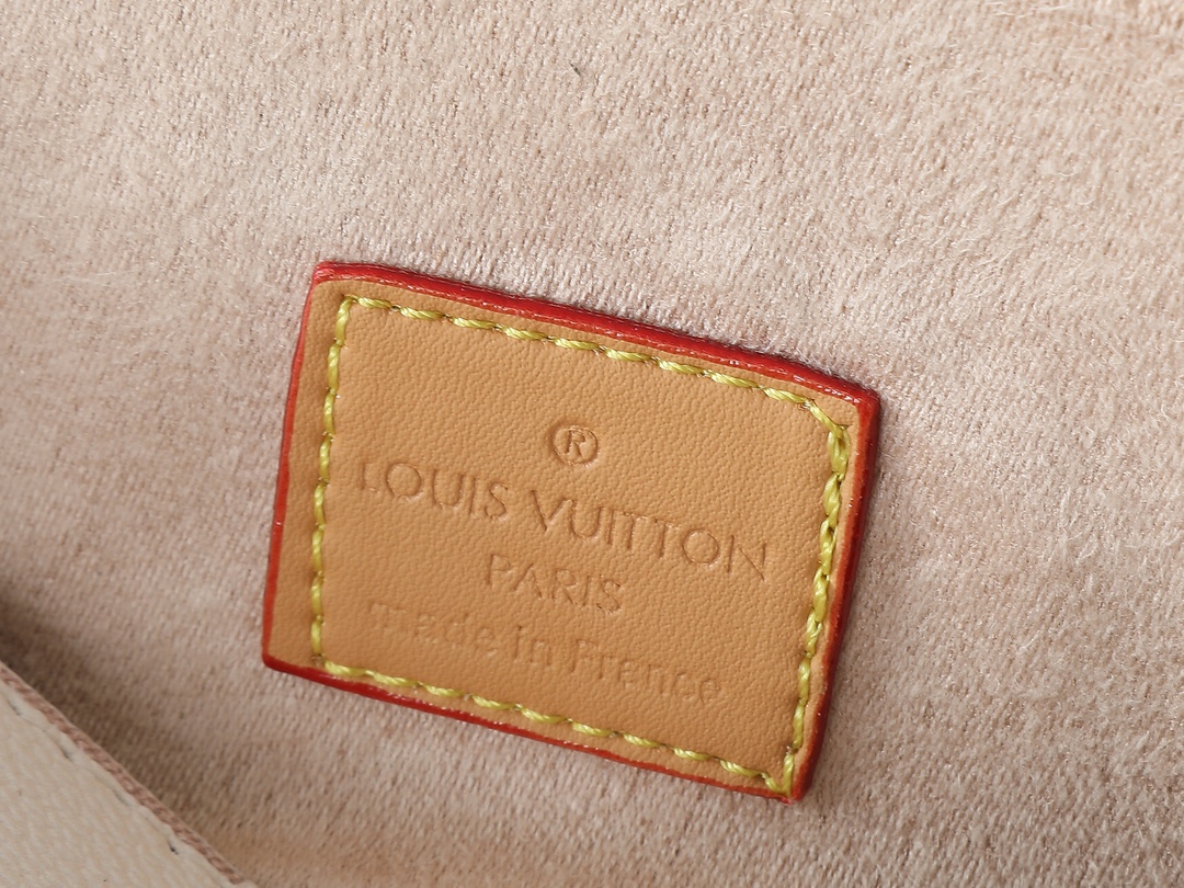 💰100💰升级原版 M26583 M13566 本款 Pochette Camille 手袋身披 Monogram Dune 帆布，以潮流风范致意路易威登 2000 春夏秀场推出的原版设计。牛皮革饰边注入考究笔触，可拆卸链条与耀目 S-Lock 锁扣相得益彰，斜挎、肩背或手提皆宜。尺寸:20.5 x 11.0 x 6.0 厘米 (长 x 高 x 宽)