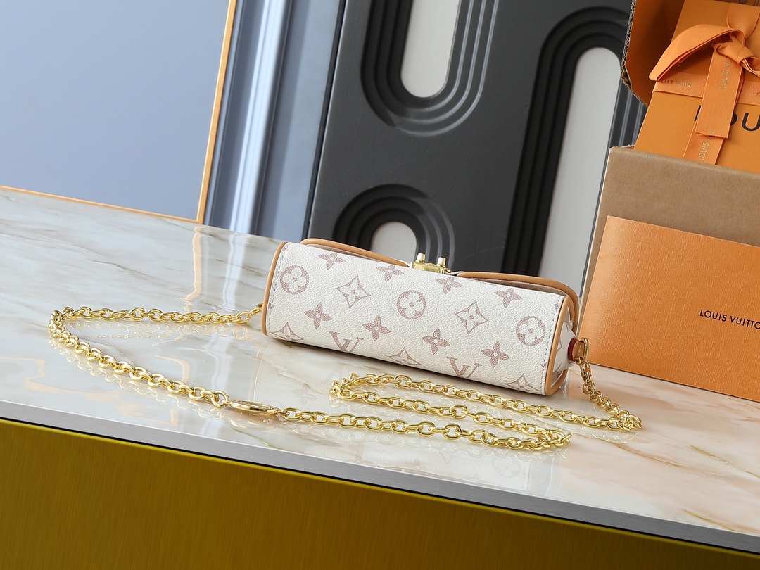 💰100💰升级原版 M26583 M13566 本款 Pochette Camille 手袋身披 Monogram Dune 帆布，以潮流风范致意路易威登 2000 春夏秀场推出的原版设计。牛皮革饰边注入考究笔触，可拆卸链条与耀目 S-Lock 锁扣相得益彰，斜挎、肩背或手提皆宜。尺寸:20.5 x 11.0 x 6.0 厘米 (长 x 高 x 宽)