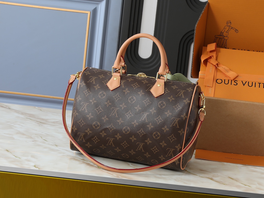 💰130💰升级原版 M15107 M12803 M11945 M12243 M87212 M40391 Speedy Soft 30 Boho 手袋取材经典 Monogram 涂层帆布，再以皮革内衬和拉链内袋注入色彩反差。鸵鸟皮革饰边和珠链汇聚视觉焦点，钥匙包和地址牌共筑巧思细节，Toron 手柄实现多种背携方式。尺寸:30.0 x 21.0 x 17.0 厘米 (长 x 高 x 宽)