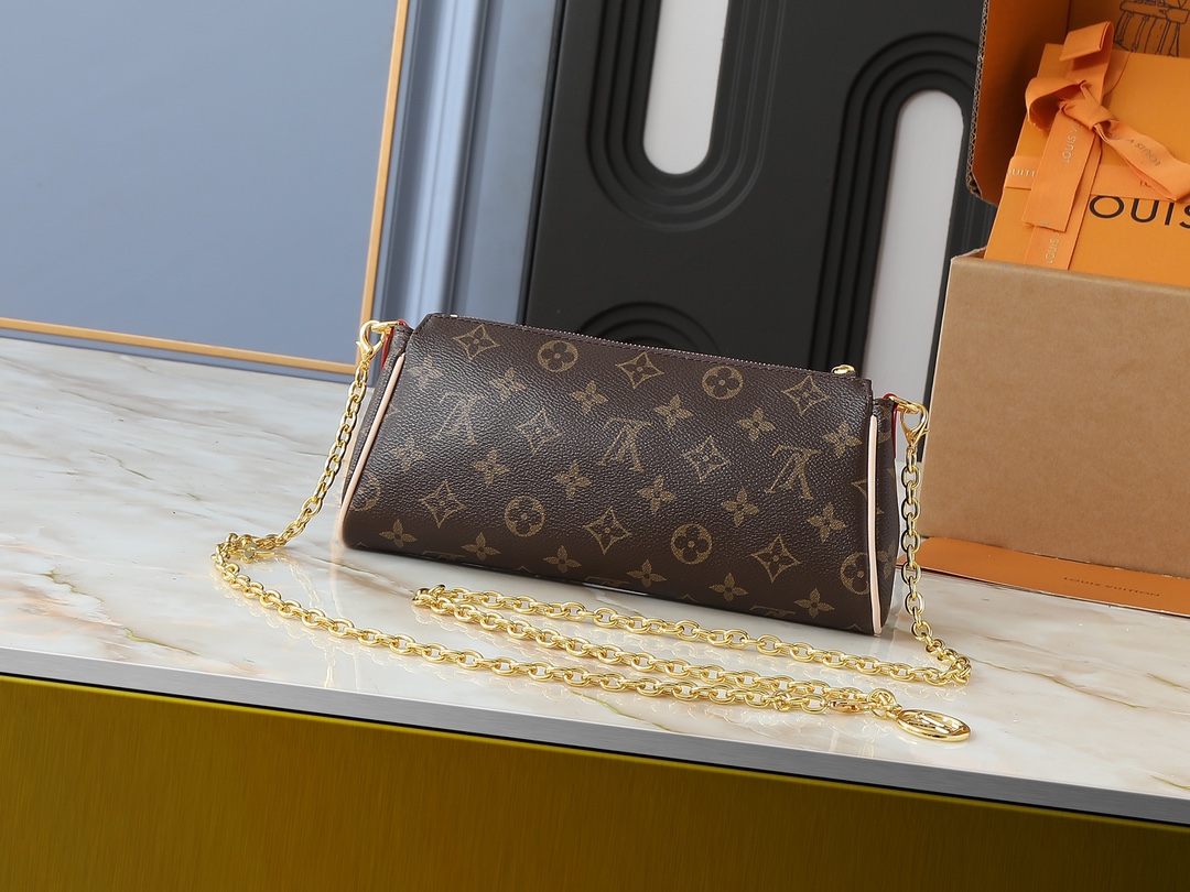 💰100💰升级原版 M13567 本款 Pochette Eva 手袋为品牌 Monogram 帆布搭配撞色皮革饰边，以别致笔触传递典雅风范。路易威登铭纹标识牌和可拆卸链条相得益彰，恰宜构型便于收纳短款钱夹和化妆品等日常所需。尺寸:27.0 x 11.0 x 5.0 厘米 (长 x 高 x 宽)