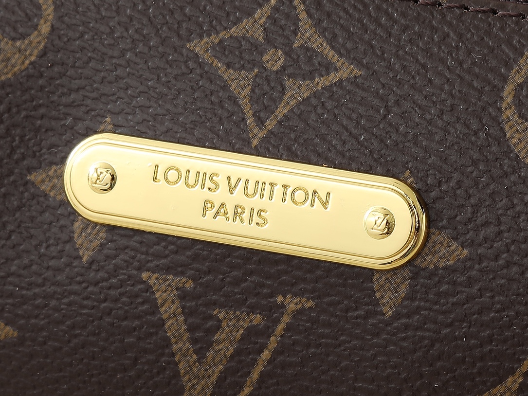💰100💰升级原版 M13567 本款 Pochette Eva 手袋为品牌 Monogram 帆布搭配撞色皮革饰边，以别致笔触传递典雅风范。路易威登铭纹标识牌和可拆卸链条相得益彰，恰宜构型便于收纳短款钱夹和化妆品等日常所需。尺寸:27.0 x 11.0 x 5.0 厘米 (长 x 高 x 宽)