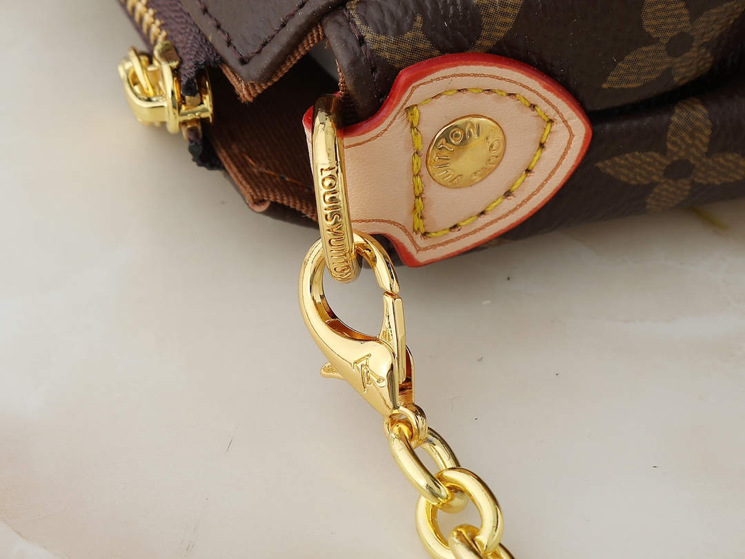 💰100💰升级原版 M13567 本款 Pochette Eva 手袋为品牌 Monogram 帆布搭配撞色皮革饰边，以别致笔触传递典雅风范。路易威登铭纹标识牌和可拆卸链条相得益彰，恰宜构型便于收纳短款钱夹和化妆品等日常所需。尺寸:27.0 x 11.0 x 5.0 厘米 (长 x 高 x 宽)