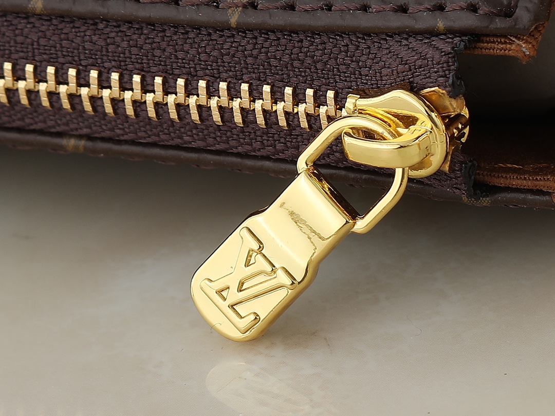 💰100💰升级原版 M13567 本款 Pochette Eva 手袋为品牌 Monogram 帆布搭配撞色皮革饰边，以别致笔触传递典雅风范。路易威登铭纹标识牌和可拆卸链条相得益彰，恰宜构型便于收纳短款钱夹和化妆品等日常所需。尺寸:27.0 x 11.0 x 5.0 厘米 (长 x 高 x 宽)