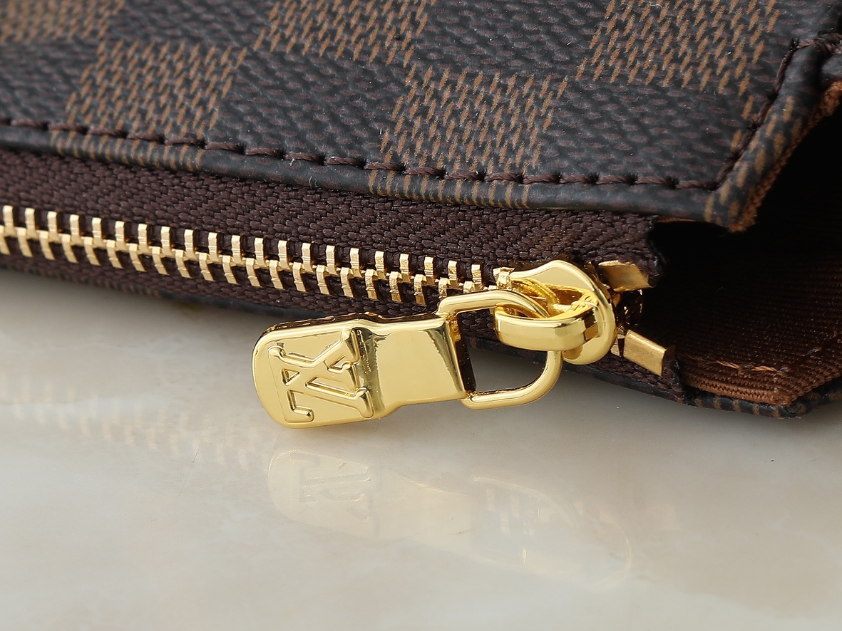 💰100💰升级原版 M13567 本款 Pochette Eva 手袋为品牌 Monogram 帆布搭配撞色皮革饰边，以别致笔触传递典雅风范。路易威登铭纹标识牌和可拆卸链条相得益彰，恰宜构型便于收纳短款钱夹和化妆品等日常所需。尺寸:27.0 x 11.0 x 5.0 厘米 (长 x 高 x 宽)