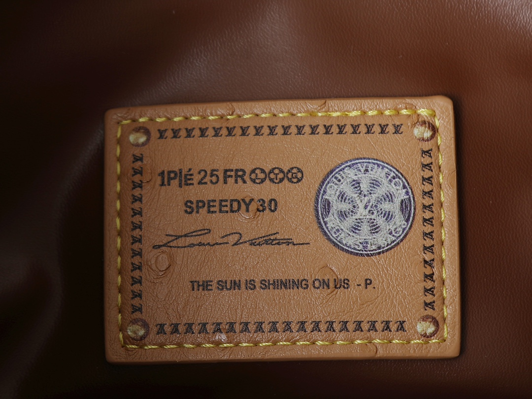 💰140💰升级原版 M13904 M13914 M14064 本款Speedy  Bandoulière 30 手袋采用印有经典 Monogram 图案的牛皮革精心打造，尺寸设计恰到好处：既紧凑轻便，又足以容纳日常所需。手袋在细节处尽显精湛工艺，从复古侧锁到奢华的羊皮革内衬，每处都体现品牌出对品质的不懈追求。除了顶部手柄设计，还配备可拆卸肩带，提供多样化的携带方式。尺寸:32.0 x 22.5 x 18.0 厘米 (长 x 高 x 宽)