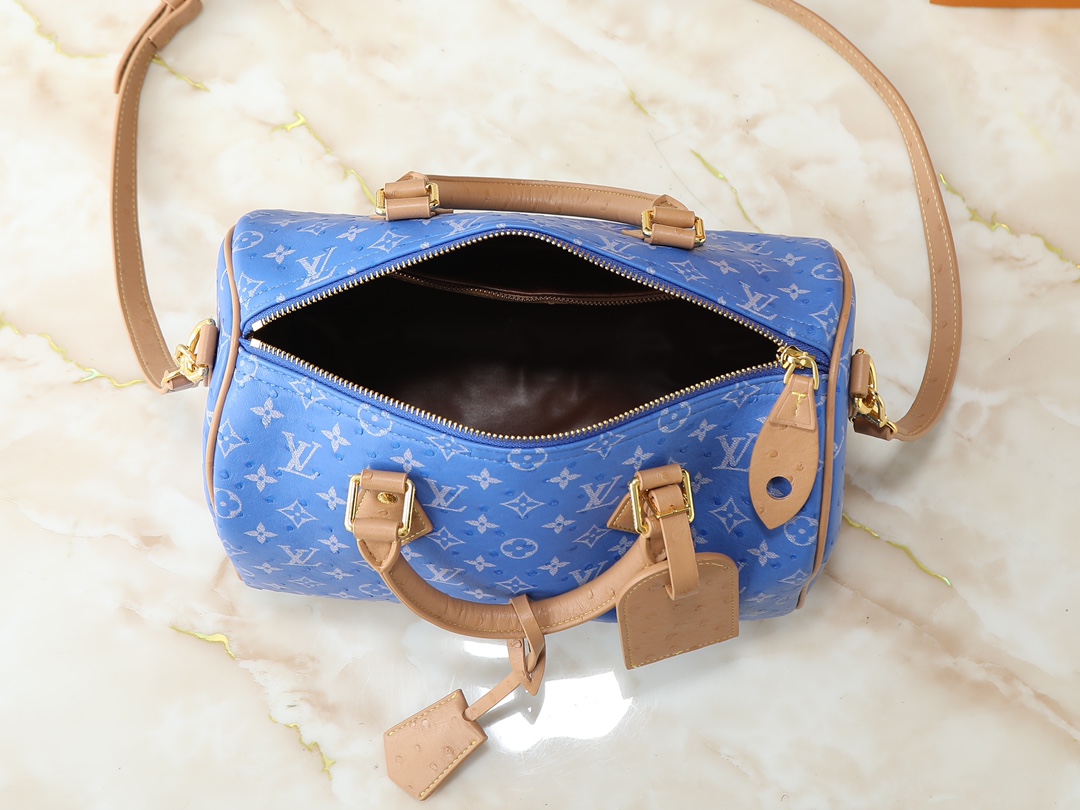 💰140💰升级原版 M13904 M13914 M14064 本款Speedy  Bandoulière 30 手袋采用印有经典 Monogram 图案的牛皮革精心打造，尺寸设计恰到好处：既紧凑轻便，又足以容纳日常所需。手袋在细节处尽显精湛工艺，从复古侧锁到奢华的羊皮革内衬，每处都体现品牌出对品质的不懈追求。除了顶部手柄设计，还配备可拆卸肩带，提供多样化的携带方式。尺寸:32.0 x 22.5 x 18.0 厘米 (长 x 高 x 宽)
