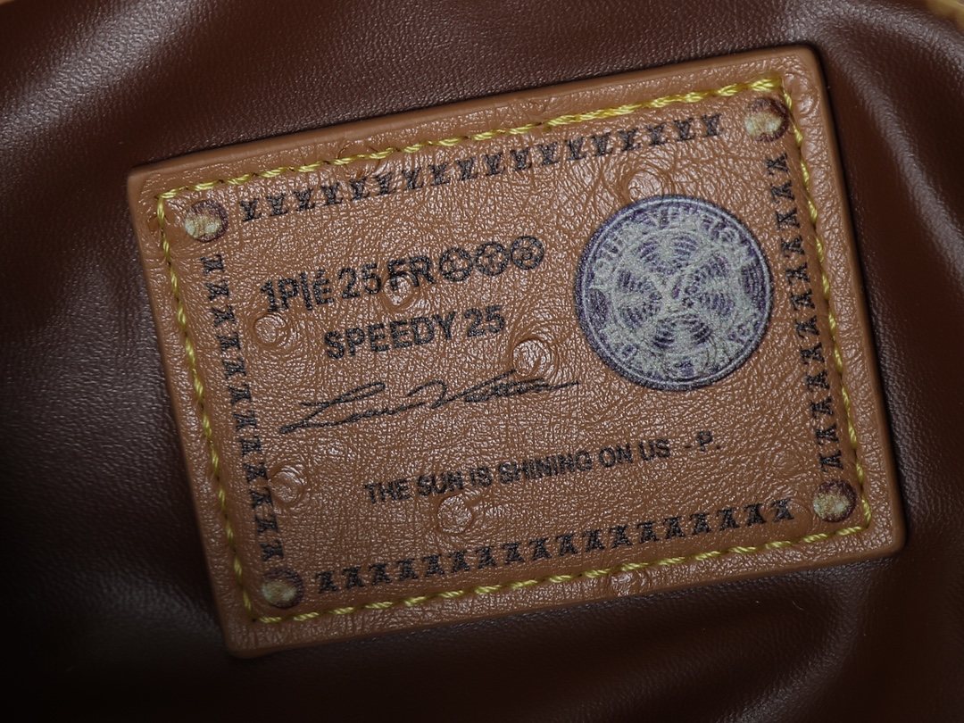 💰130💰升级原版 M13902 M24423 M24424 M24425 M24426 M24443 M11561 M11562 M13912 Speedy  Bandoulière 25 手袋以牛皮革精制而成，呈现独特的日晒渐变效果。作为日常挚选，Speedy  配备一个可拆卸的皮革收纳包，内衬选用质感奢华的羊皮革。双手柄设计结合可调节且可拆卸的肩带，提供多种背携方式，轻松应对不同场合。尺寸:25.0 x 15.0 x 15.0 厘米 (长 x 高 x 宽)